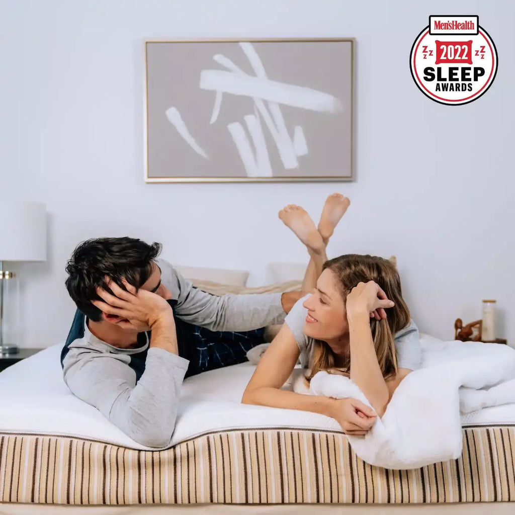 Woman and man lounging on a Dormeuse REM9 organic mattress